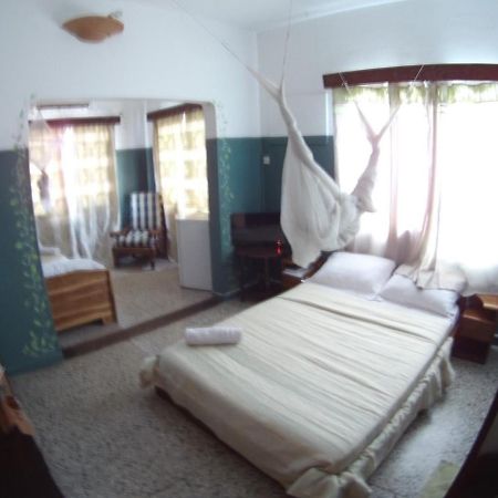 Hotel Aurore Lome Bagian luar foto