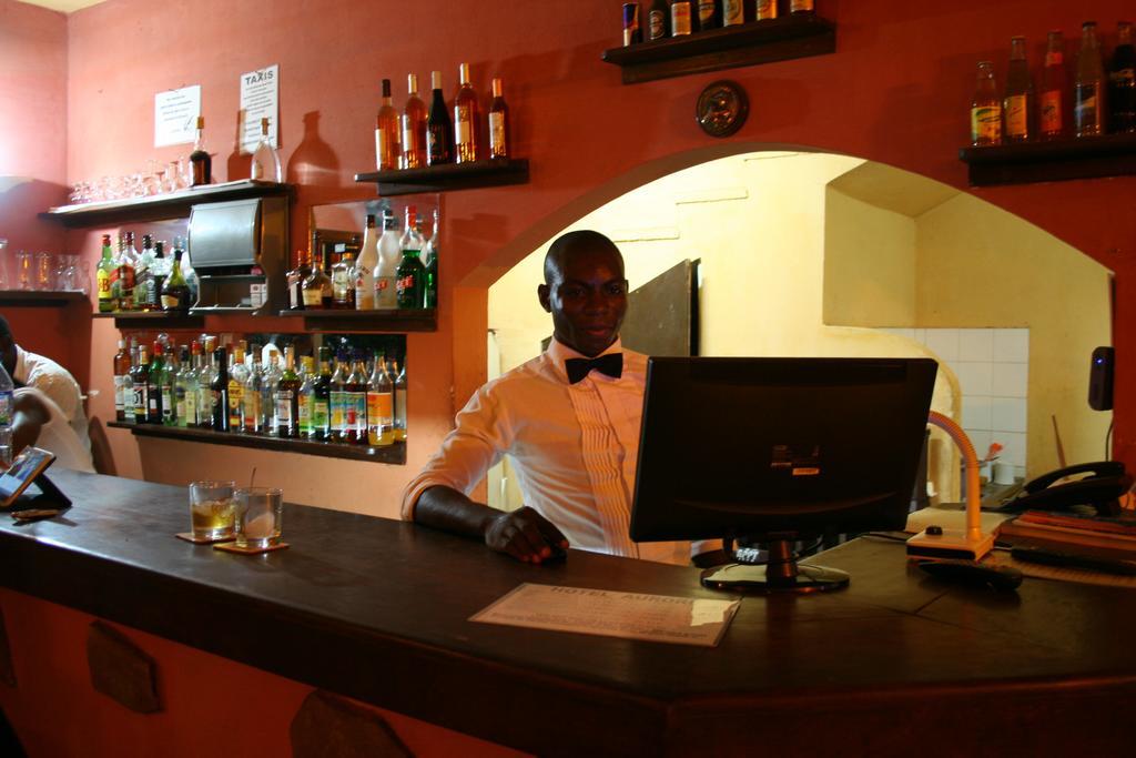 Hotel Aurore Lome Bagian luar foto