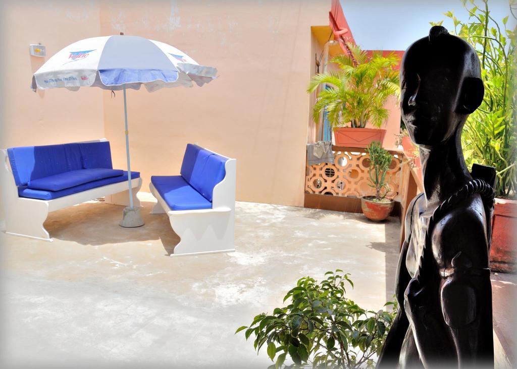 Hotel Aurore Lome Bagian luar foto