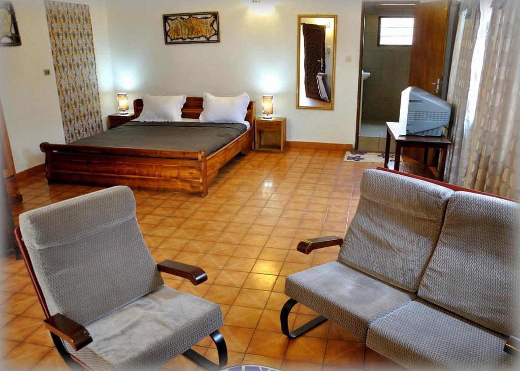 Hotel Aurore Lome Bagian luar foto