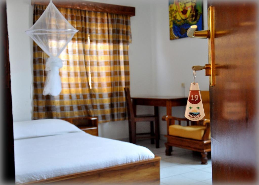 Hotel Aurore Lome Bagian luar foto