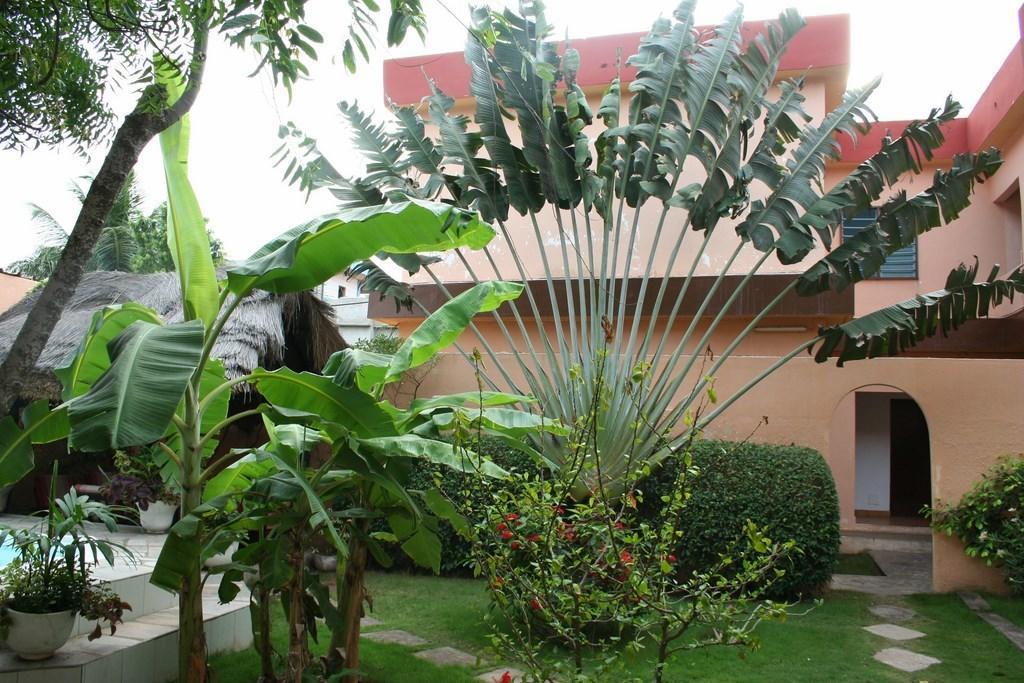 Hotel Aurore Lome Bagian luar foto