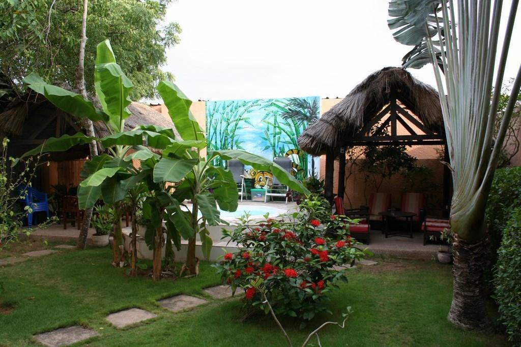 Hotel Aurore Lome Bagian luar foto