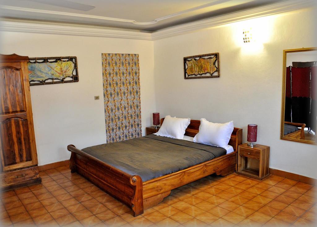 Hotel Aurore Lome Bagian luar foto