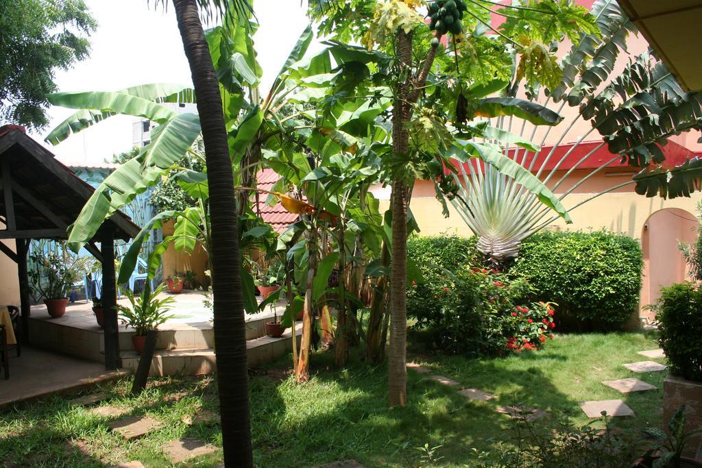 Hotel Aurore Lome Bagian luar foto