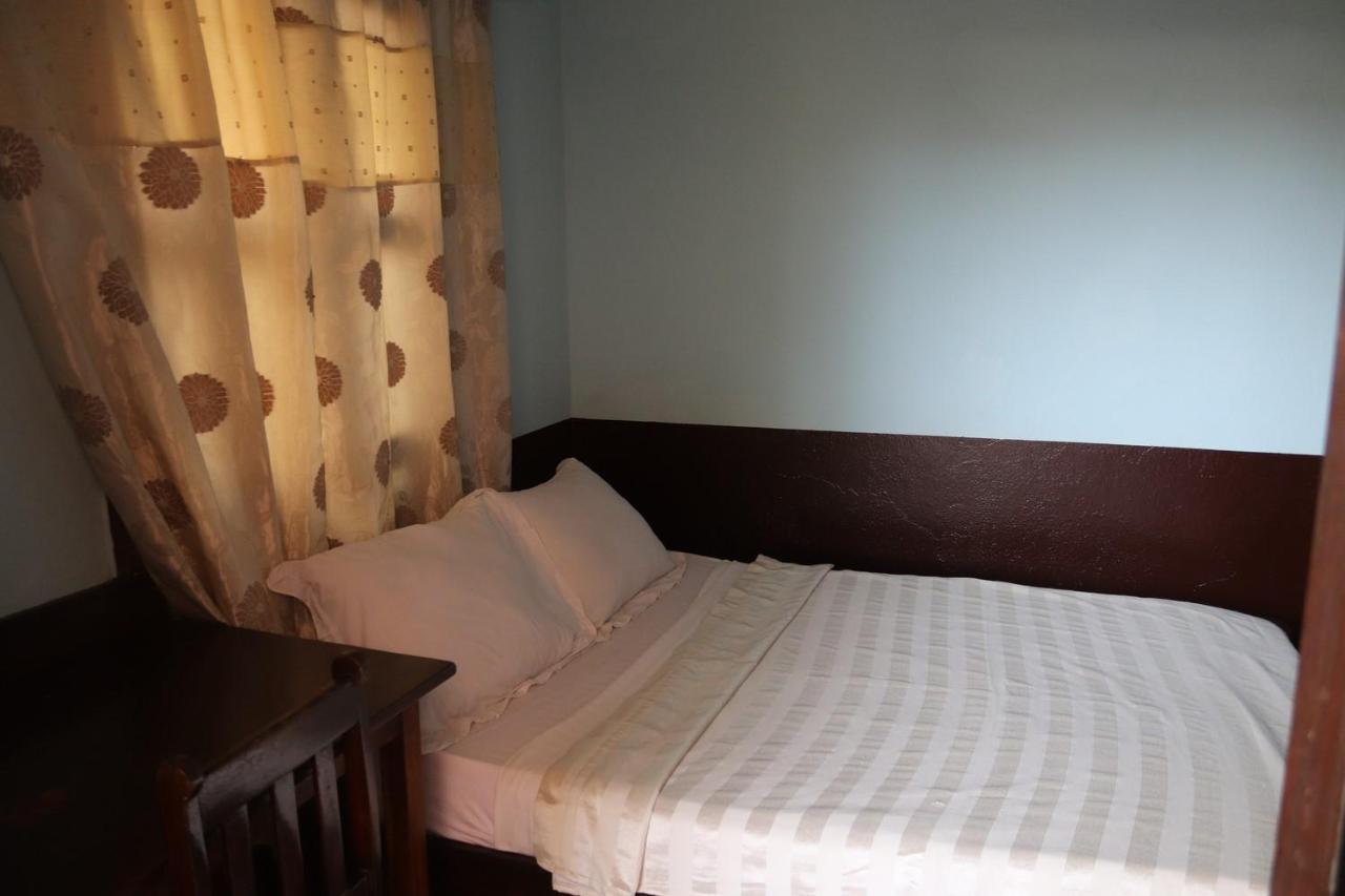 Hotel Aurore Lome Bagian luar foto
