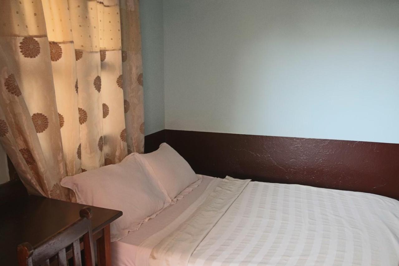 Hotel Aurore Lome Bagian luar foto