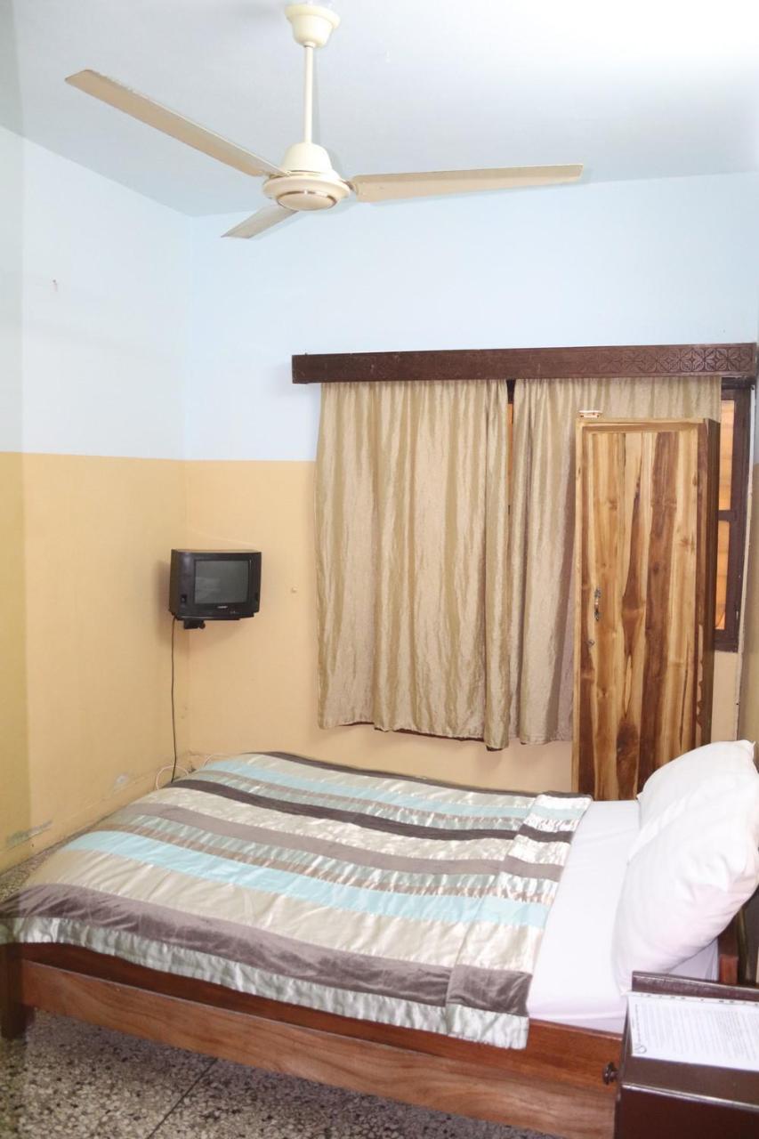 Hotel Aurore Lome Bagian luar foto