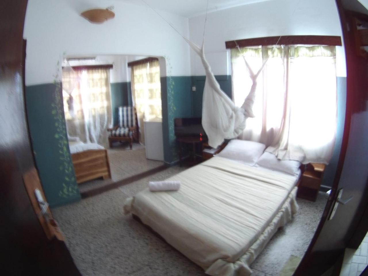 Hotel Aurore Lome Bagian luar foto