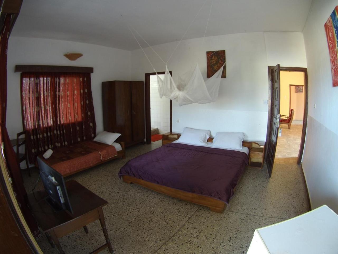 Hotel Aurore Lome Bagian luar foto