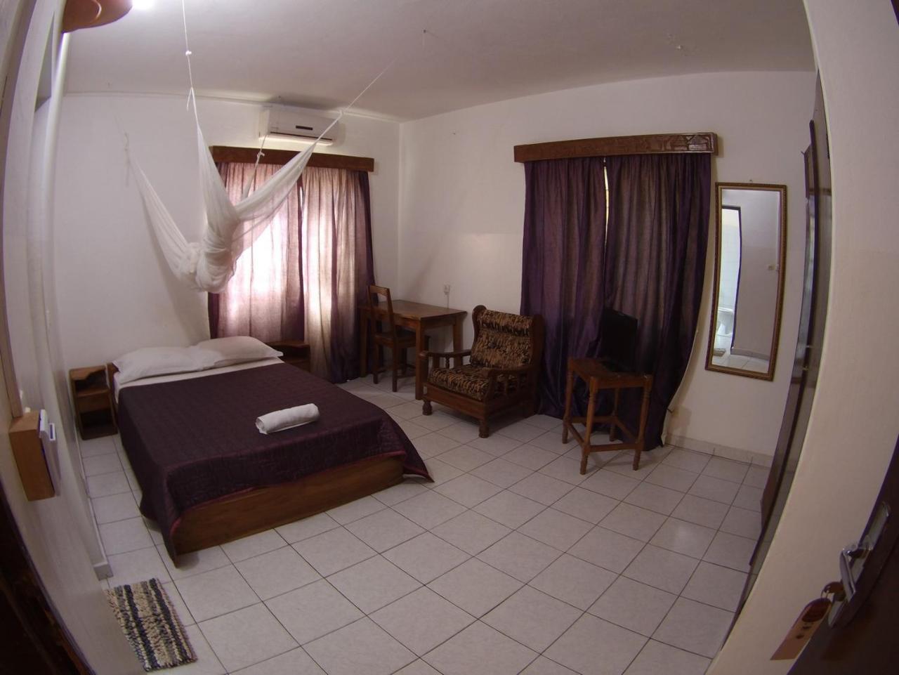 Hotel Aurore Lome Bagian luar foto