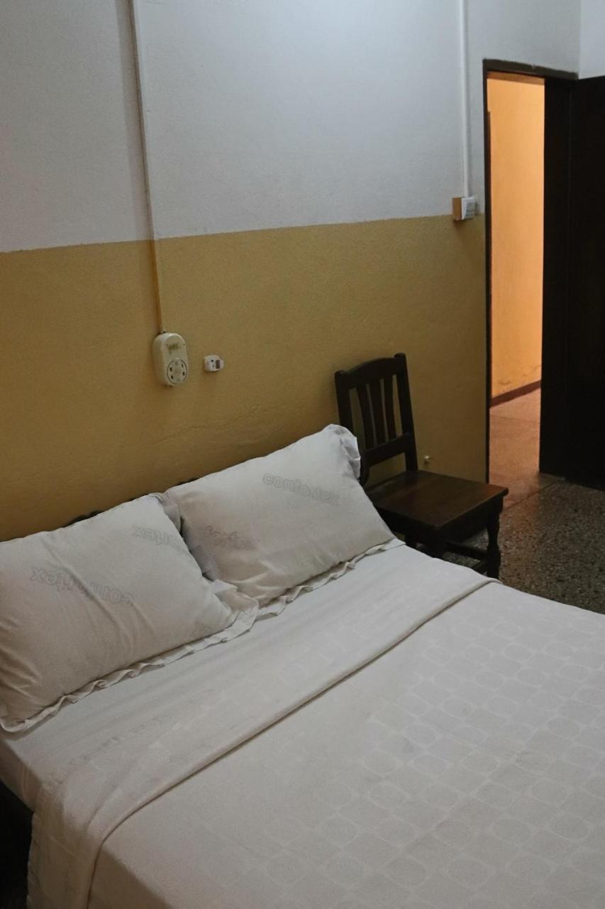 Hotel Aurore Lome Bagian luar foto