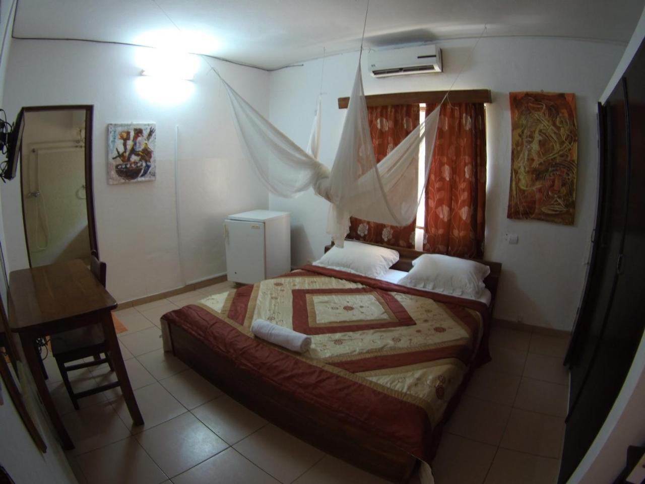 Hotel Aurore Lome Bagian luar foto